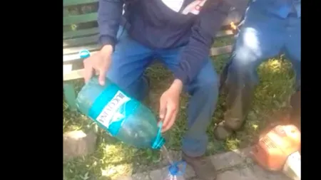 Imagini virale cu un muncitor nepalez învățat de un coleg de muncă să fure de la serviciu: „little benzin, no problem”