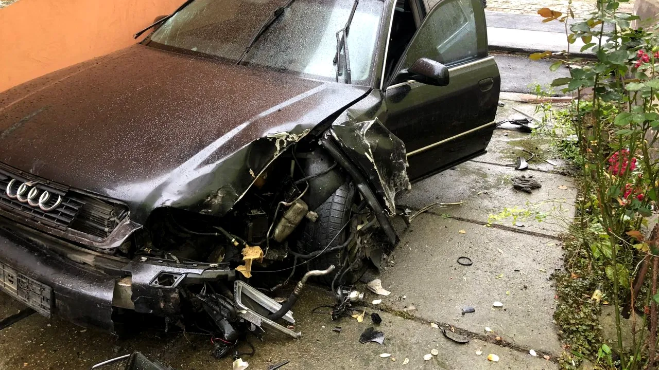 Autoturism avariat și fără plăcuțe de înmatriculare, abandonat în curtea unei femei din Arad. Polițiștii îl caută pe șofer (FOTO)