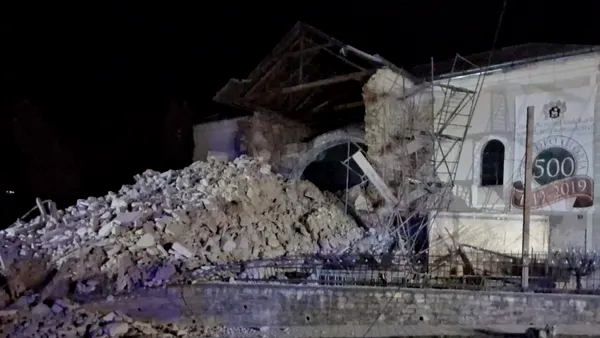 O polițistă a fost rănită și o mașină distrusă după ce turla unei biserici din Sălaj s-a prăbușit. Pompierii au intervenit de urgență