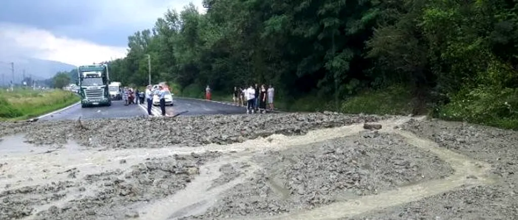 Circulație întreruptă pe DN 1 Ploiești - Brașov din cauza aluviunilor. Coloane de mașini pe o distanță de 2 kilometri
