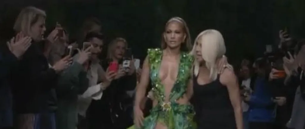 Jennifer Lopez a fost vedeta defilării Versace. Cum arată cântăreața la 50 de ani - VIDEO