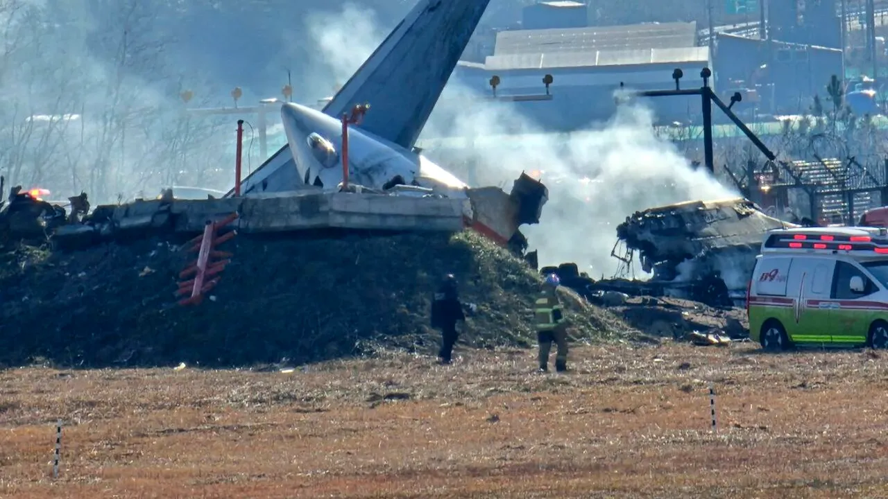 Anchetatorii analizează rolul jucat de BARIERA aflată la capătul pistei de aterizare în accidentul aviatic produs în Coreea de Sud