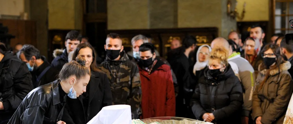 Mii de credincioşi sârbi au uitat de pandemie și au venit să sărute sicriul patriarhului Irineu, decedat de COVID-19: „Un mare risc” (VIDEO)