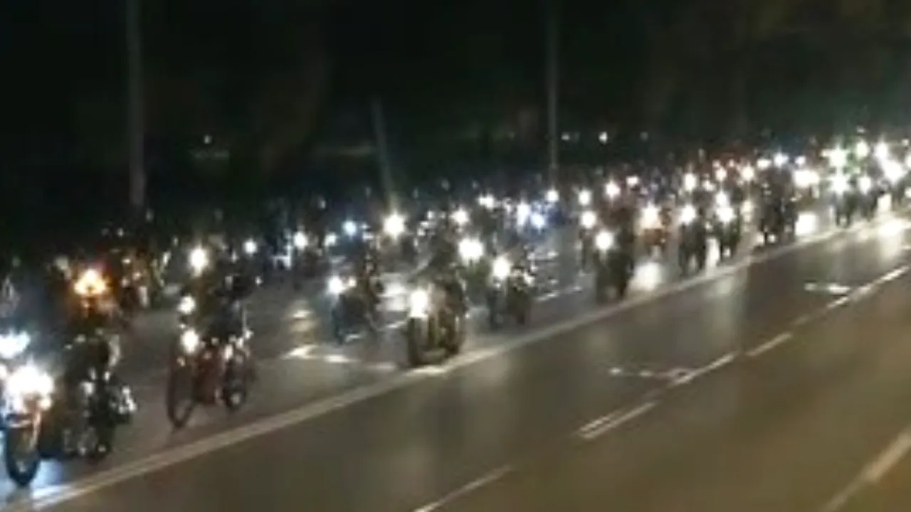 Câteva sute de motocicliști au aprins lumânări la locul accidentului în care a murit polițistul din coloana oficială a lui Gabriel Oprea