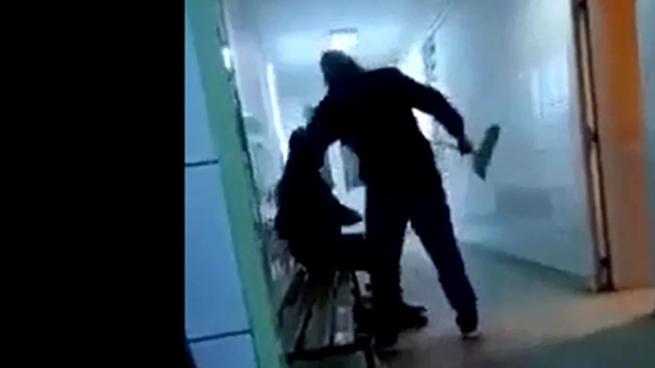 Bărbat în stare de ebrietate, târât pe hol și dat afară cu mătura din Spitalul din Reșița. Conducerea face anchetă