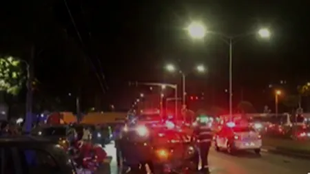 ACCIDENT ÎN CAPITALĂ. Un motociclist a fost spulberat de un autoturism pe Bulevardul Iuliu Maniu. Doi pietoni au fost loviți în urma impactului dintre cele două autovehicule