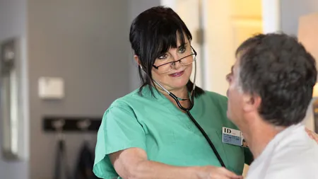 Badantă româncă din Italia, acuzată că a sustras aproximativ 130.000 de euro de la un bătrân. Câți ani de pușcărie riscă