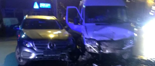 Opt persoane, rănite în urma unui accident în care o mașină s-a ciocnit cu un maxi taxi