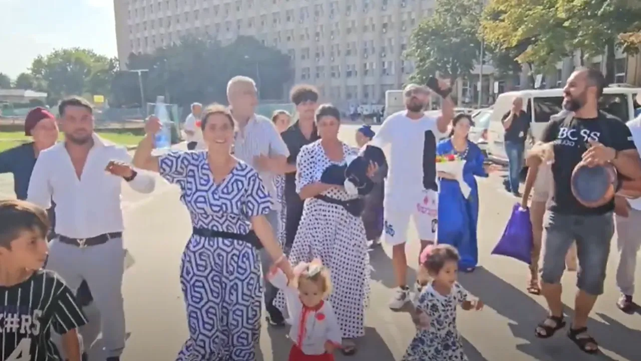 PETRECERE cu lăutari și șampanie în fața Spitalului Județean din Constanța. Rudele unei paciente nu au mai ținut cont de reguli