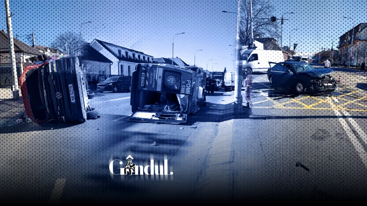 Ambulanță SMURD răsturnată într-un accident în Sibiu: șapte persoane implicate