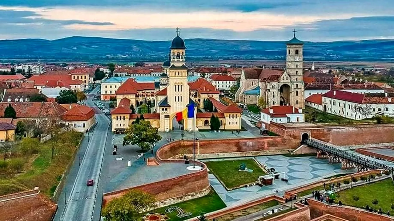 AFACERI de Centenar: 1 Decembrie SCUMPEȘTE de 4 ori cazarea în Alba Iulia și UMPLE toate hotelurile și pensiunile pe o rază de 100 km