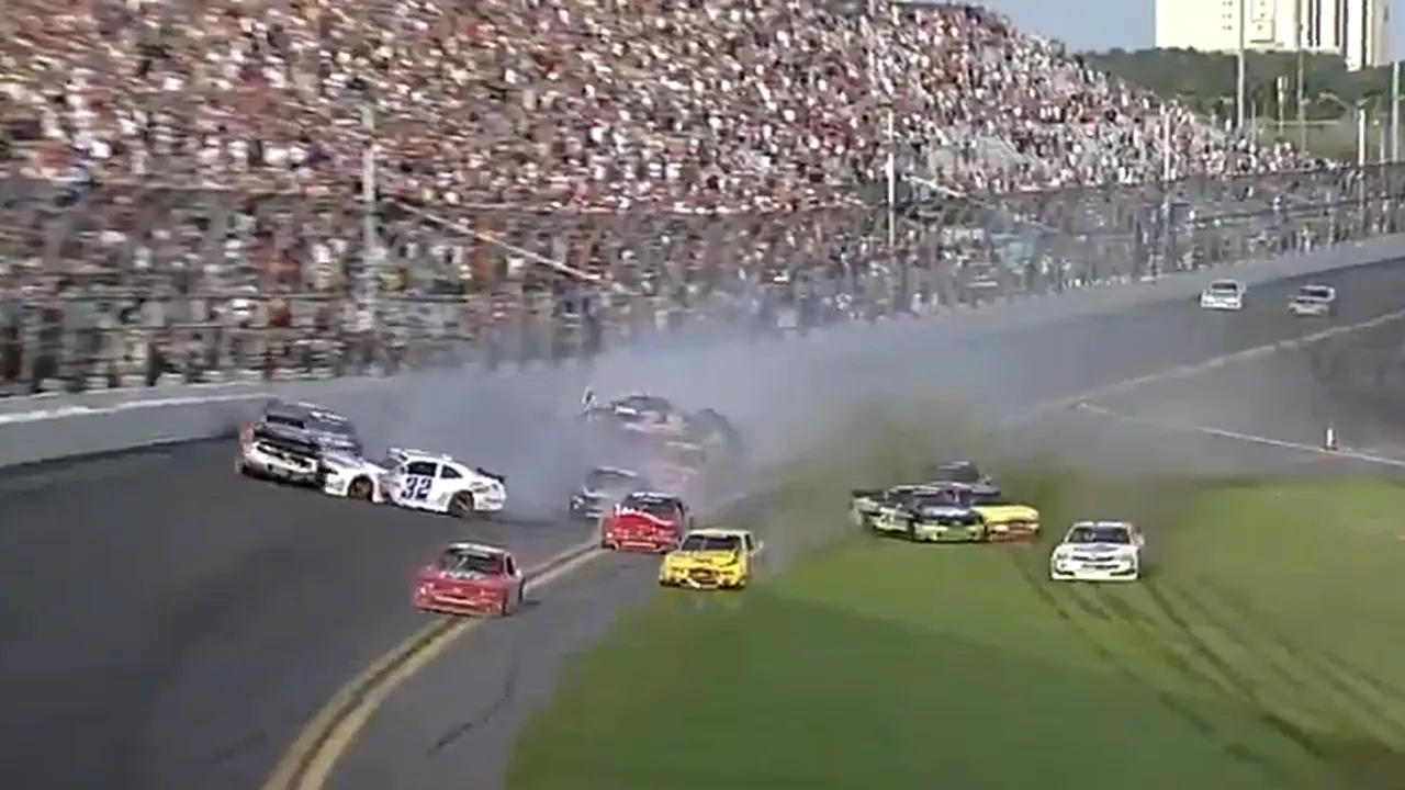 14 spectatori ai unei curse NASCAR au ajuns la spital în urma unui accident - VIDEO