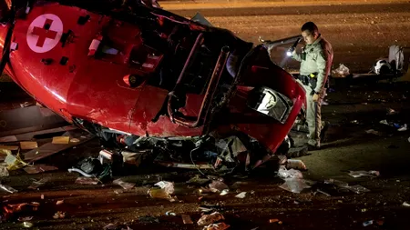 ACCIDENT incredibil în SUA: un elicopter medical s-a prăbușit pe o autostradă aglomerată. Trei răniți în stare gravă au fost recuperați din epavă