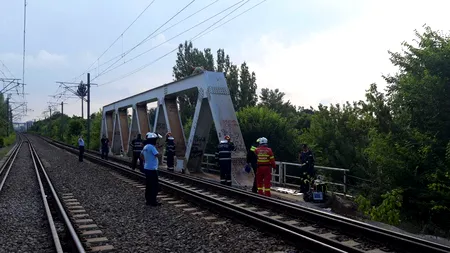 Clipe de coșmar: Adolescentul de 17 ani electrocutat pe podul CFR din Parcul Herăstrău a fost dus la Spitalul Floreasca. Are arsuri pe mai mult de jumătate din corp - VIDEO / FOTO