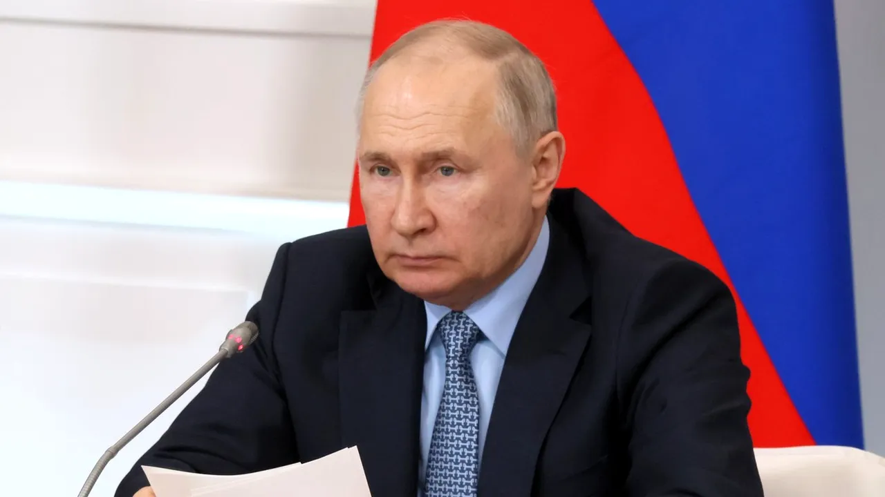 Vladimir Putin s-a SCUFUNDAT în apă rece ca gheața pentru a marca Boboteaza