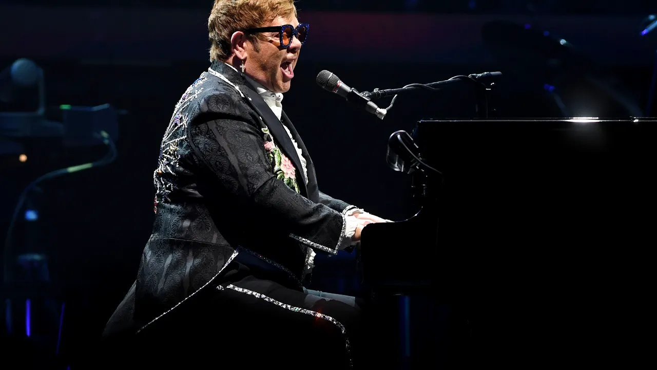Elton John a dat LOVITURA. Cântărețul îl va învăța să cânte la pian pe noul bebeluș REGAL