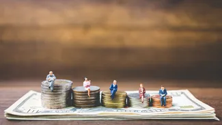 Mai mulți bani pentru unii angajați. Cum se calculează majorarea salariului minim brut de la 1 iulie 2026. Cât ia statul