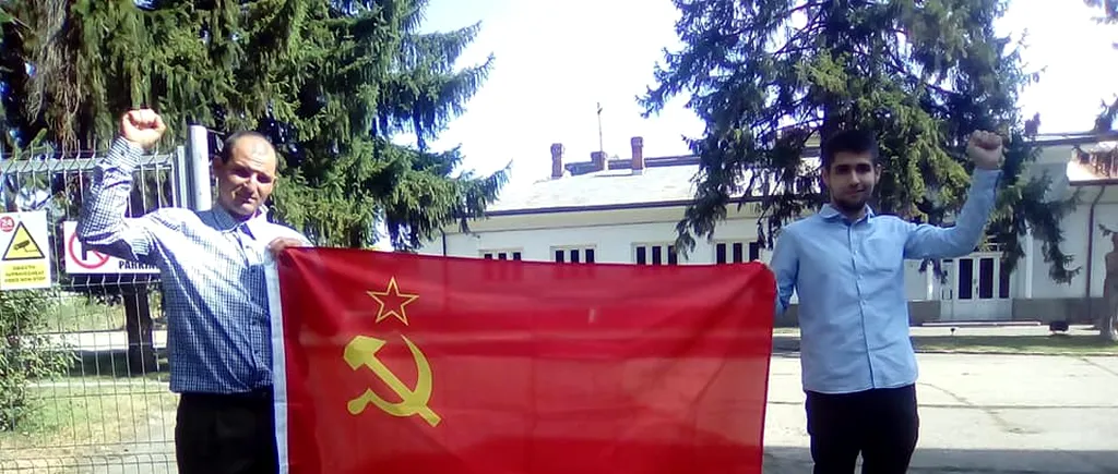 Strigător la cer. Tineri cu steaguri comuniste în fața fostei închisori Pitești, unde a avut loc cumplitul Experiment Pitești: Locul unde jegurile anticomuniste au primit pedeapsa meritată - FOTO