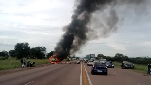 Accident înfiorător în Africa de Sud. 12 morți, după ce un autobuz a intrat în coliziune cu un autoturism