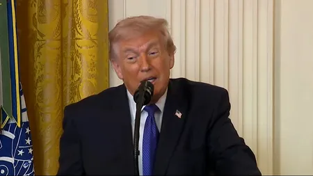 În ultima apariție publică, Donald Trump a trecut rapid de la război și bombardament la ușile și perdelele Sălii de Bal de la Casa Albă. Piruetele din discursul președintelui au amuțit audiența