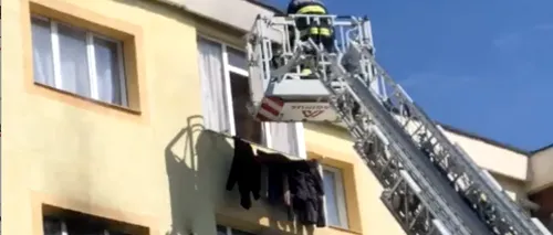 VIDEO. O mamă cu doi copii, salvați cu scara pompierilor, după ce un incendiu a cuprins un bloc din Pitești