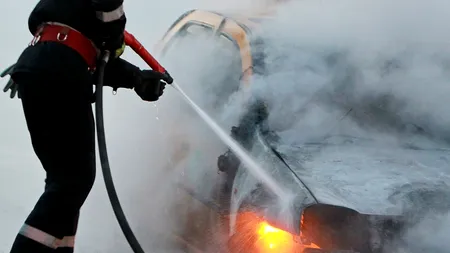 Trei bărbați care mergeau la vânătoare au ajuns la spital după ce mașina cu instalație GPL în care se aflau a luat foc