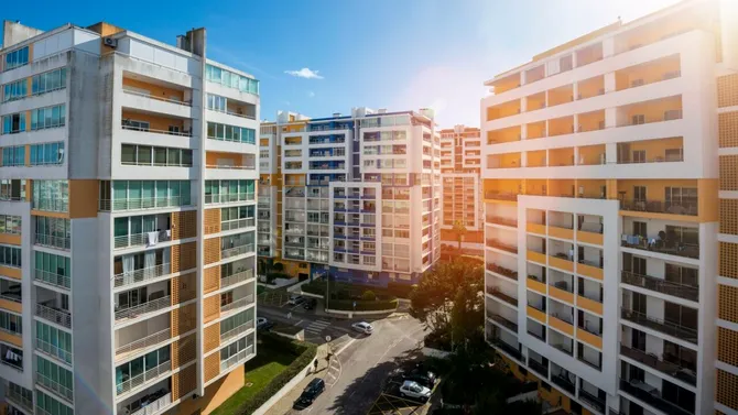 O firmă conectată politic la AUR și PNL concesionează un teren pe malul lacului Aroneanu din Iași pentru un proiect imobiliar de peste 3.000.000 de €