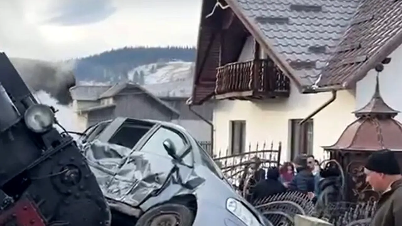 Trenul turistic Mocănița s-a RĂSTURNAT, după impactul cu o mașină. Momente de spaimă pentru turiști - VIDEO