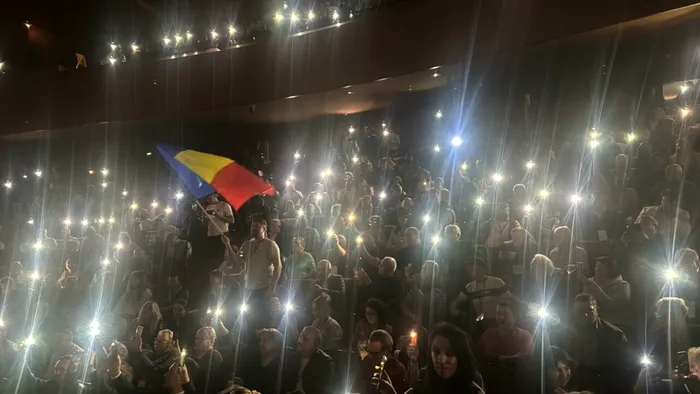 Rămaşi pe întuneric, cei de la AUR Călăraşi au aprins lanternele de la telefoane