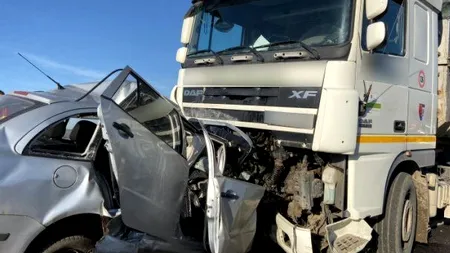 Șoferul de 39 de ani, care s-a izbit de un TIR, făcuse infarct la volan. Bărbatul se întorcea de la spitalul în care era internat fiul său