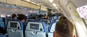 Un avion care zbura de la Detroit la Amsterdam a aterizat de urgență după ce pasagerii au primit mâncare STRICATĂ. Ce s-a întâmplat la bord