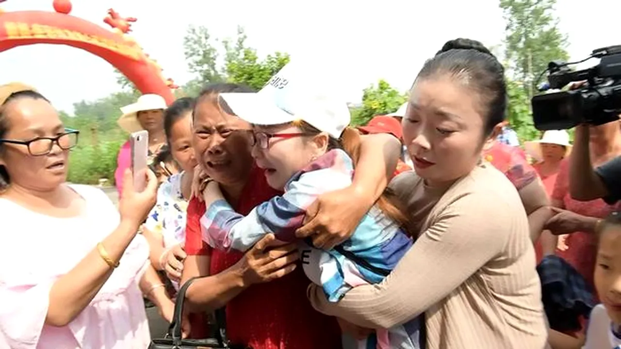 Reuniune emoționantă după 30 de ani: Fiica fusese răpită și vândută. Cum au reușit să se regăsească - VIDEO