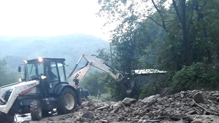 Circulația feroviară blocată și în județul Bistrița-Năsăud:  Se îndepărtează aluviunile - FOTO