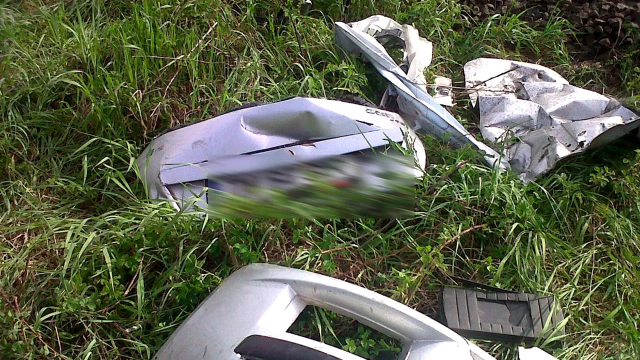 Doi bărbați din Timiș au murit după ce mașina în care se aflau a fost spulberată de un tren