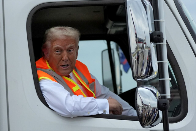 Donald Trump, într-o camionetă de salubritate. Sursa Foto: Profimedia 