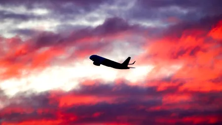 Comisia Europeană verifică zeci de companii AERIENE suspectate de practici înșelătoare privind protecția mediului