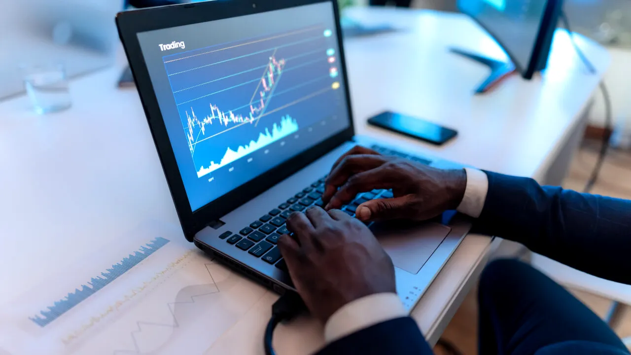 Cum a ajuns IXFI să fie cea mai mare platformă de buy crypto din lume. Doi români, printre fondatori