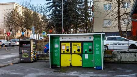 Un clujean a „PĂCĂLIT” un aparat de reciclat, obținând bilete gratuite pentru transportul în comun. Ce a băgat în interiorul containerului