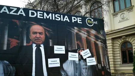 Camionul cu mesajul „Mi-e RUȘINE cu rectorul Toader