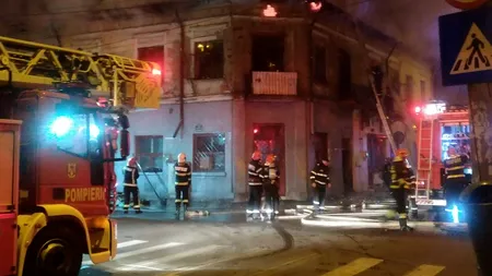VIDEO| Incendiu devastator la o casă din București. O persoană a murit în pod, iar patru oameni au ajuns în stare gravă la spital