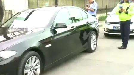 Șofer care circula cu numere de înmatriculare false, prins de polițiști