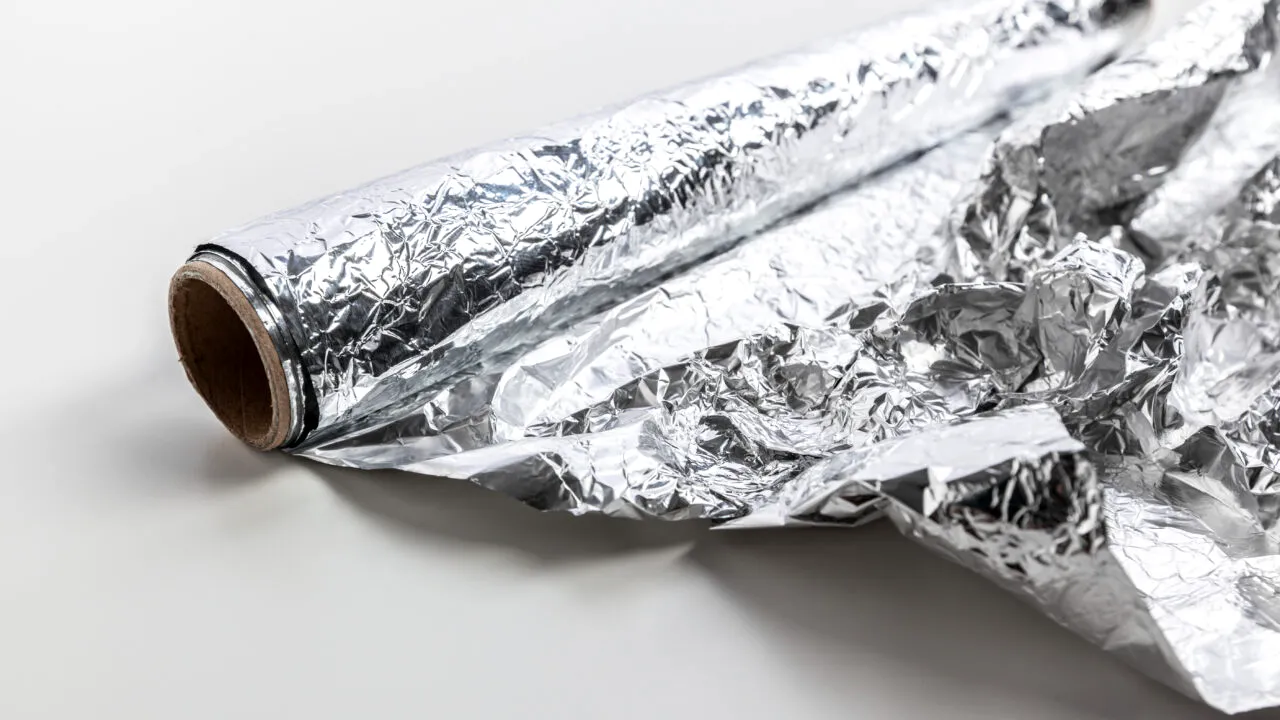 De ce să pui folie de aluminiu la ferestre, începând chiar de azi, potrivit experților