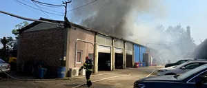 Incendiu la un service auto din Sectorul 2 al Capitalei. ISU București: „Se manifestă cu flacără deschisă și degajări mari de fum”