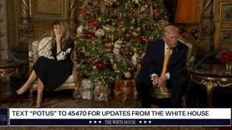 Imagini de Crăciun cu Donald Trump, care vorbește cu copiii lângă brad, alături de Melania: „Ce ai vrea să îți aducă moșul?”