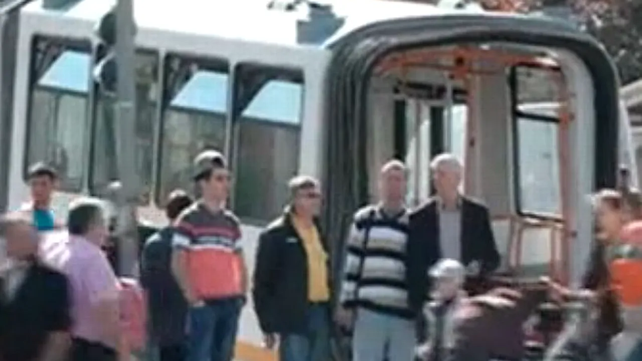 Un tramvai al liniei 23 a deraiat în cartierul Ferentari și s-a RUPT ÎN DOUĂ
