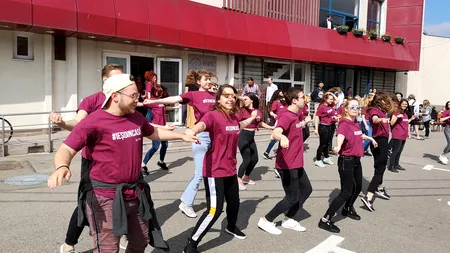 Flash mob al studenților din Cluj prin care îi încurajează pe oameni să se implice în ecologizare și să iasă la vot - VIDEO