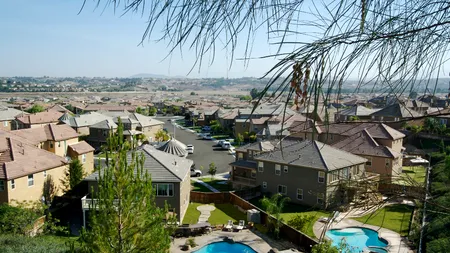 Se dă următoarea problemă: Un profesor și un medic vor să se mute la curte, în Pipera. La fel și președintele și premierul. Câți ani ar trebui să economisească fiecare pentru a-și cumpăra o casă