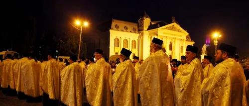 Procesiune impresionantă la Iași. Racla cu moaștele Sfintei Parascheva, purtată pe umeri prin oraș