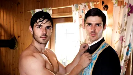 Un calendar cu fotografii în care ar fi ilustrați preoți români în ipostaze provocatoare face turul blogosferei. Reacția Patriarhiei