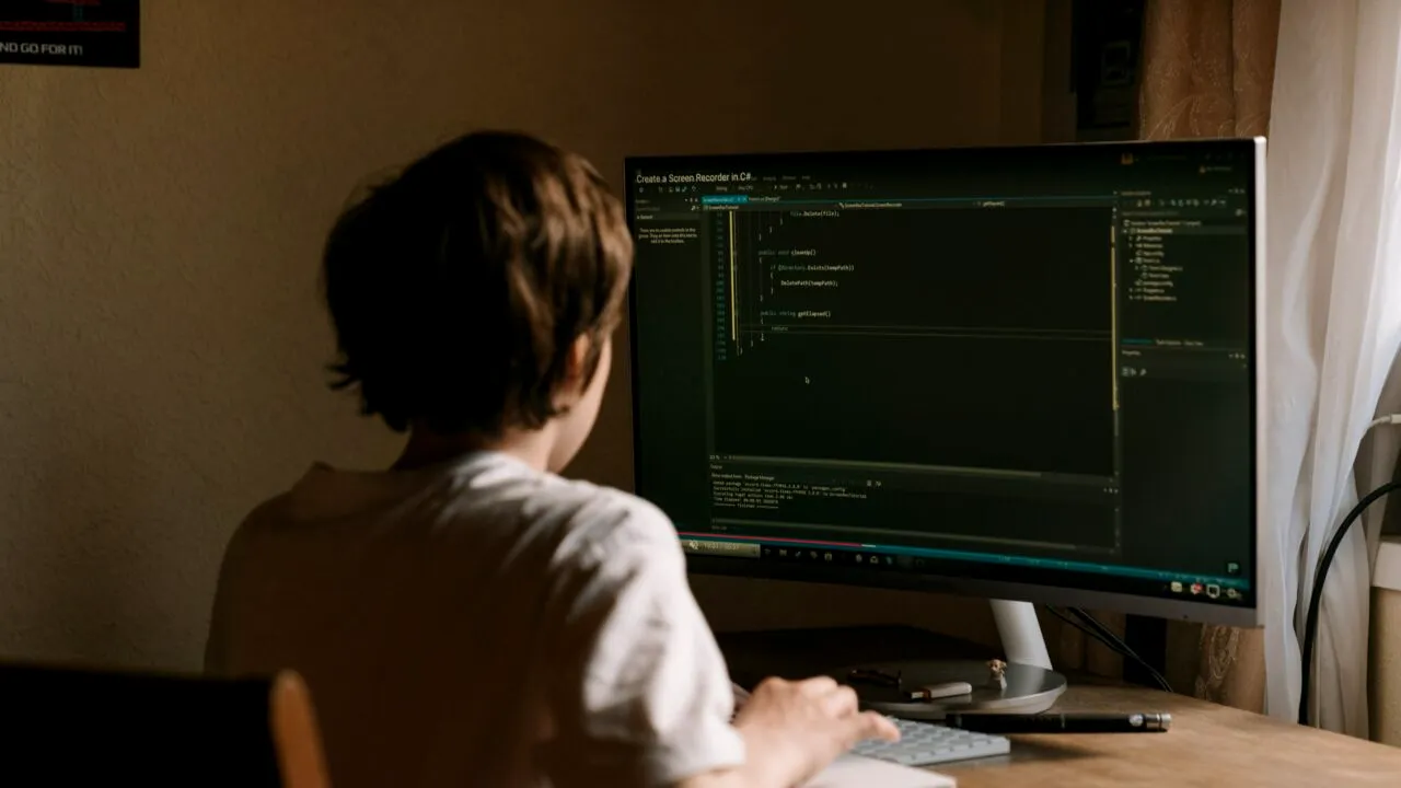 Un adolescent cu numai patru clase absolvite a spart site-ul Poliției Locale Ploiești și al Consiliului Județean Cluj. A înlocuit informațiile oficiale cu filme pentru adulți